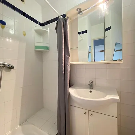 Climatisé Avec Terrasse, Parking Privé, à 500m De La - Fr-1-338-35 Appartement Sète